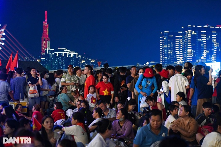 Thousands stay up all night waiting for parade in HCM City - 6