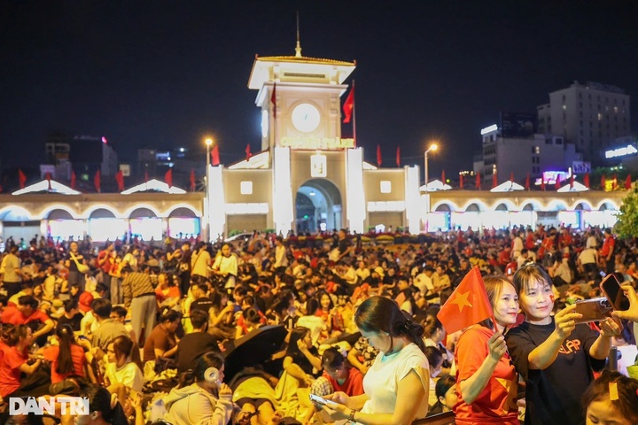 Thousands stay up all night waiting for parade in HCM City - 8