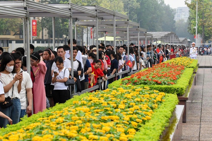 People queue to visit President Ho Chi Minh's Mausoleum on April 30 - 8