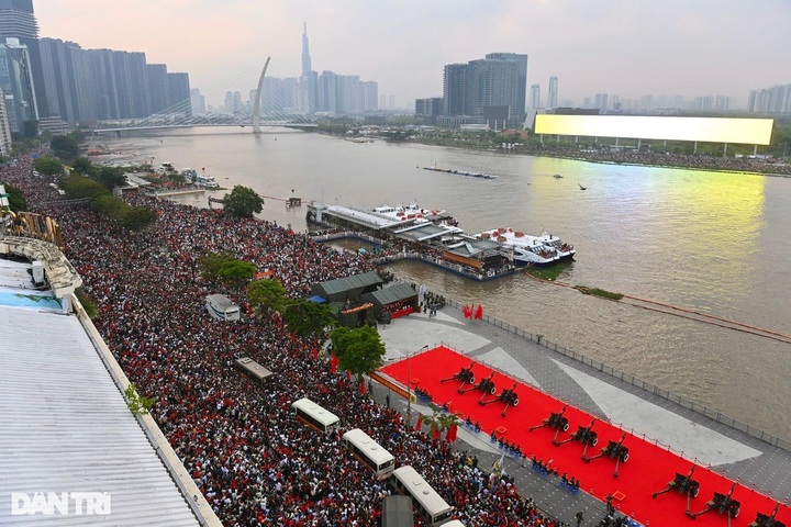 Vietnam holds grand parade to mark 50 years of national reunification - 18 Vietnam holds grand parade to mark 50 years of national reunification - 18