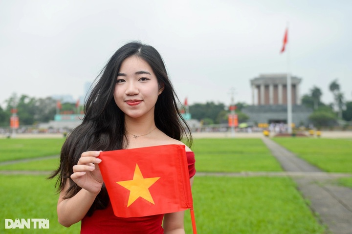 People queue to visit President Ho Chi Minh's Mausoleum on April 30 - 7