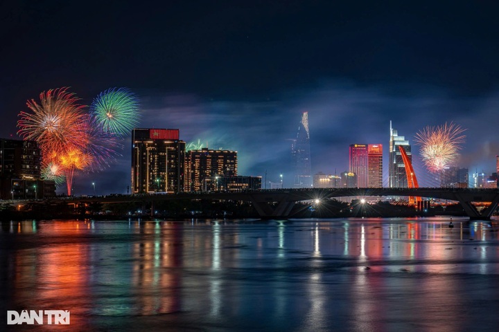 HCM City lights up with fireworks to celebrate reunification anniversary - 2