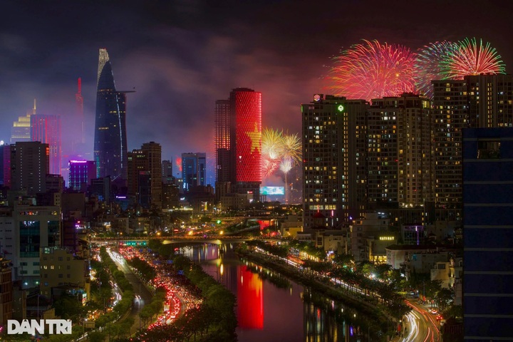 HCM City lights up with fireworks to celebrate reunification anniversary - 4