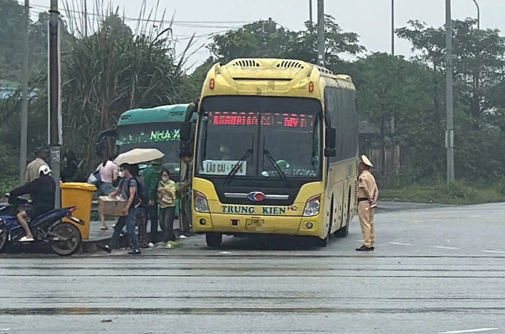 Bus driver, owner fined for overloading - 1