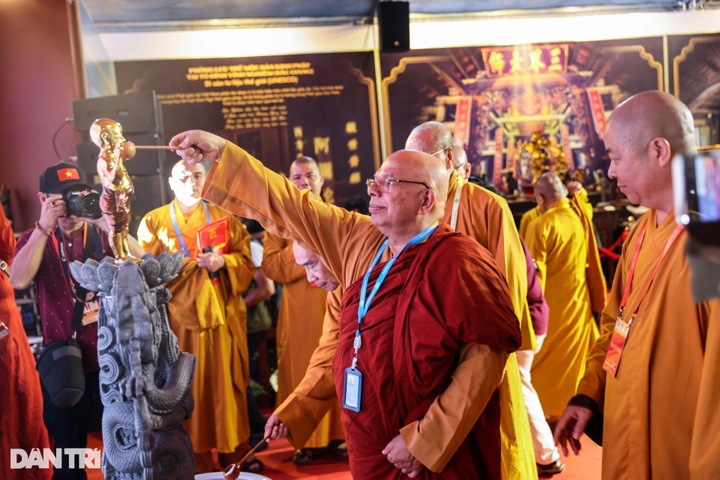 Exhibition featuring national Buddhist treasures held in HCM City - 7