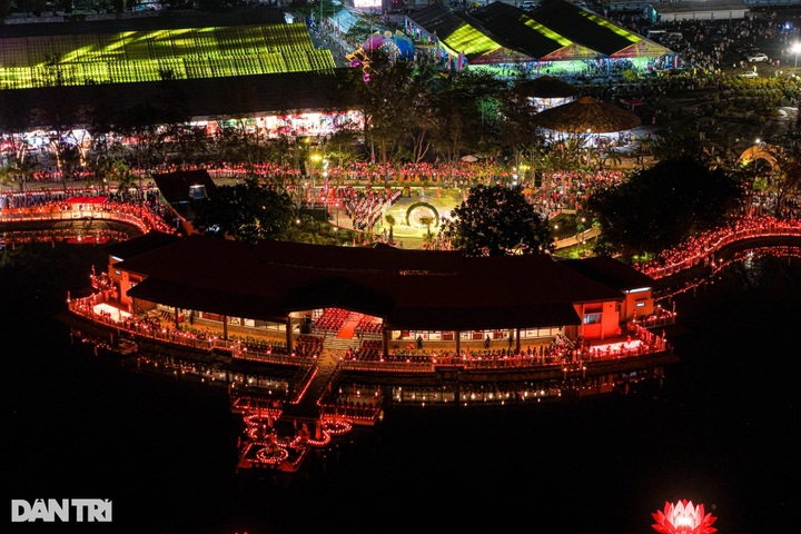 12,000 people pray for world peace at Vesak 2025 lantern ceremony - 1