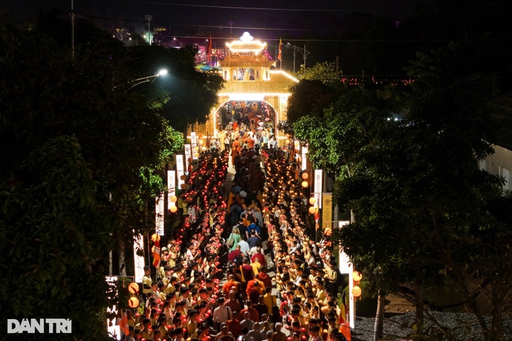 12,000 people pray for world peace at Vesak 2025 lantern ceremony - 7