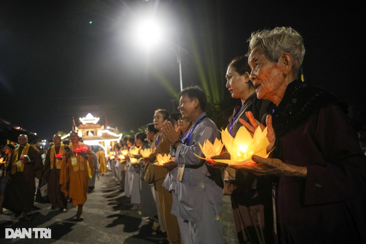 12,000 people pray for world peace at Vesak 2025 lantern ceremony - 8