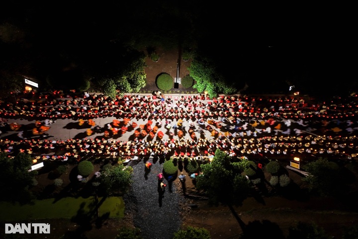 12,000 people pray for world peace at Vesak 2025 lantern ceremony - 9