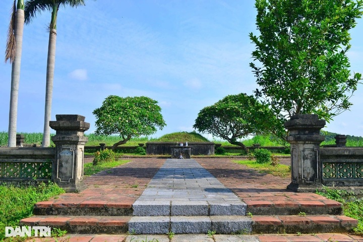 Graverobbers break into Emperor Le Tuc Tong's tomb - 2 Graverobbers break into Emperor Le Tuc Tong's tomb - 2