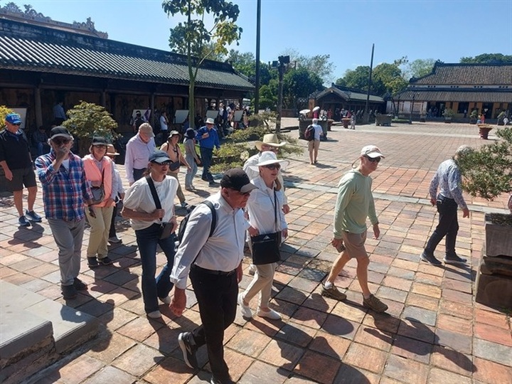 Foreigners urged to check validity of visas into Vietnam - 1