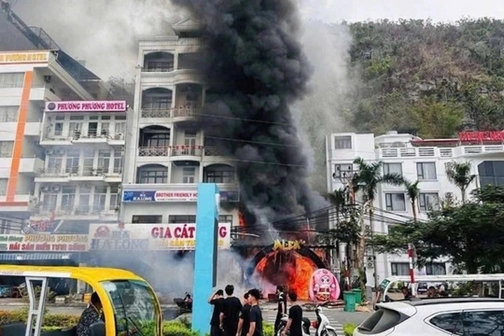 Three injured in Cat Ba pub fire - 1 Three injured in Cat Ba pub fire - 1
