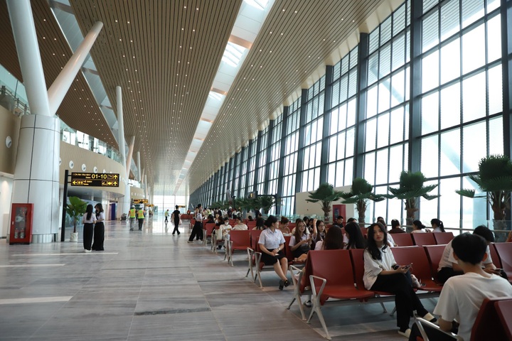 Tan Son Nhat's new Terminal 3 leaks during heavy rain - 1