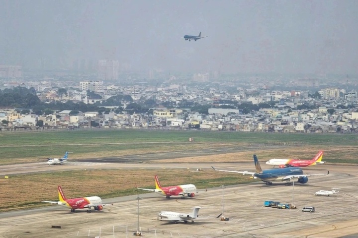 VietJet aircraft skids off runway at Tan Son Nhat Airport - 1 VietJet aircraft skids off runway at Tan Son Nhat Airport - 1