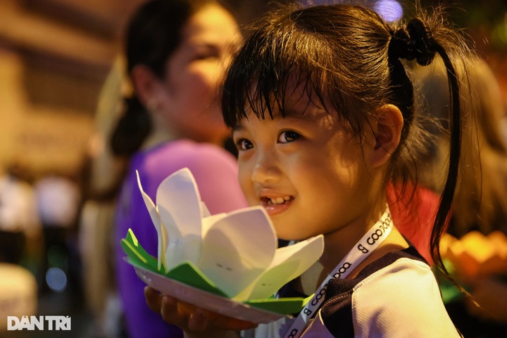 Thousands gather for lantern night at HCM City pagoda to celebrate Vesak - 7