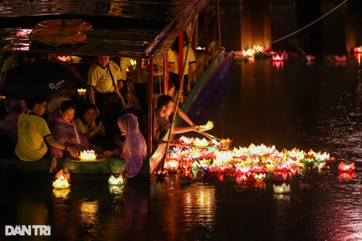 Thousands gather for lantern night at HCM City pagoda to celebrate Vesak - 10