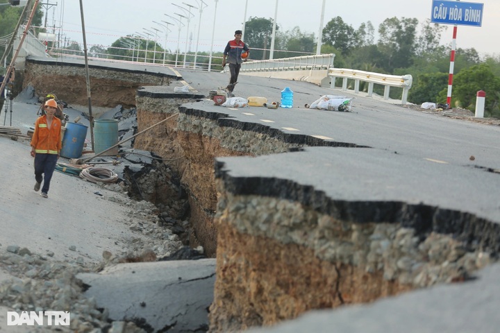 Six injured as newly built road collapses in Tay Ninh - 3