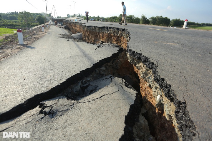 Six injured as newly built road collapses in Tay Ninh - 2