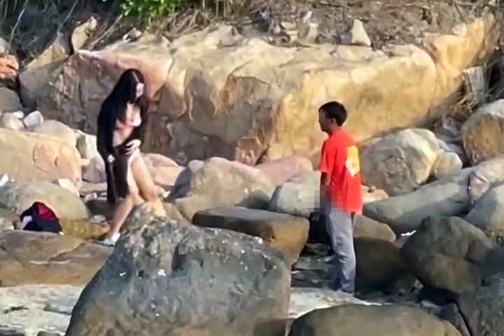 Man caught flashing women on Nha Trang beach - 1 Man caught flashing women on Nha Trang beach - 1