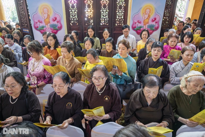 Crowds gather at Quan Su Pagoda for Vesak celebrations - 3