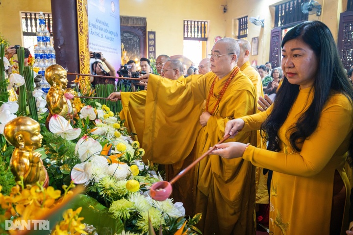 Crowds gather at Quan Su Pagoda for Vesak celebrations - 4