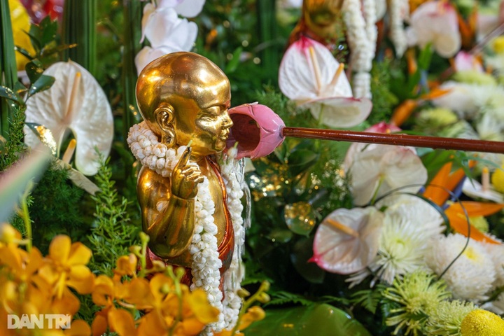 Crowds gather at Quan Su Pagoda for Vesak celebrations - 5