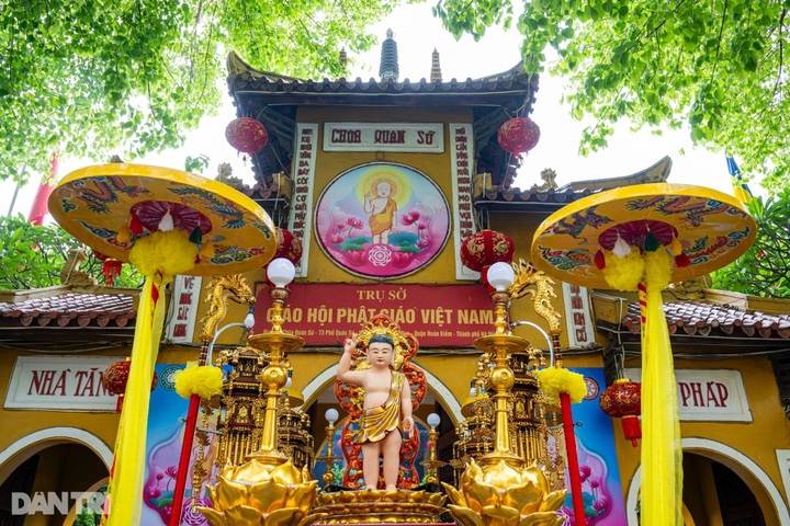 Crowds gather at Quan Su Pagoda for Vesak celebrations - 6