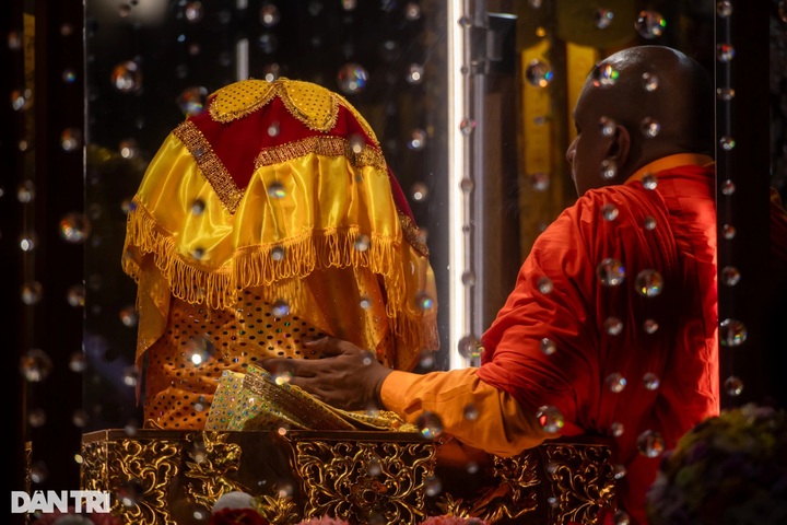Thousands join procession of Buddha’s relics in Hanoi - 3