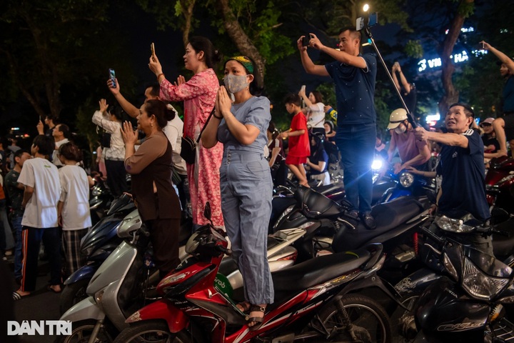 Thousands join procession of Buddha’s relics in Hanoi - 9