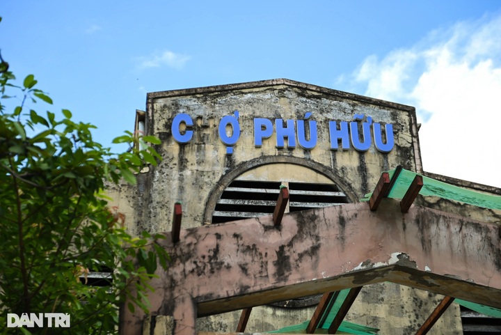 Multi-billion dong markets lie abandoned in HCM City - 1