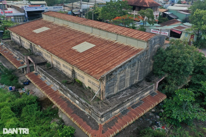 Multi-billion dong markets lie abandoned in HCM City - 2