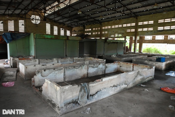 Multi-billion dong markets lie abandoned in HCM City - 4
