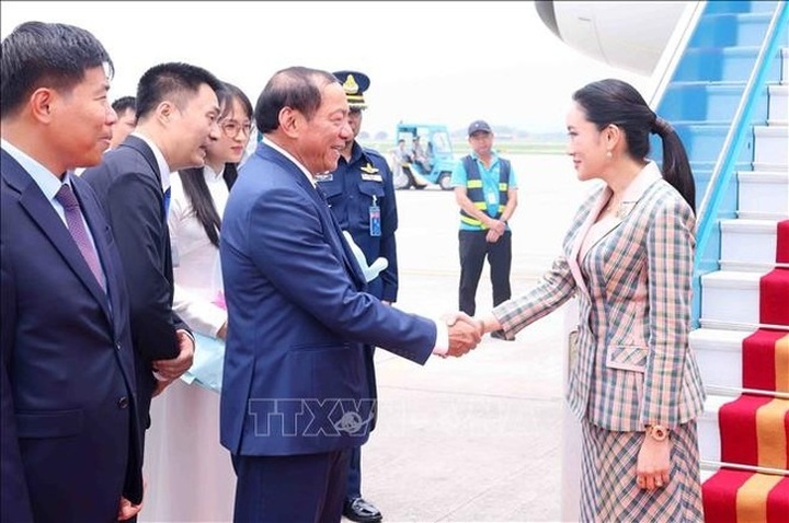 Thai Prime Minister begins official visit to Vietnam - 2 Thai Prime Minister begins official visit to Vietnam - 2