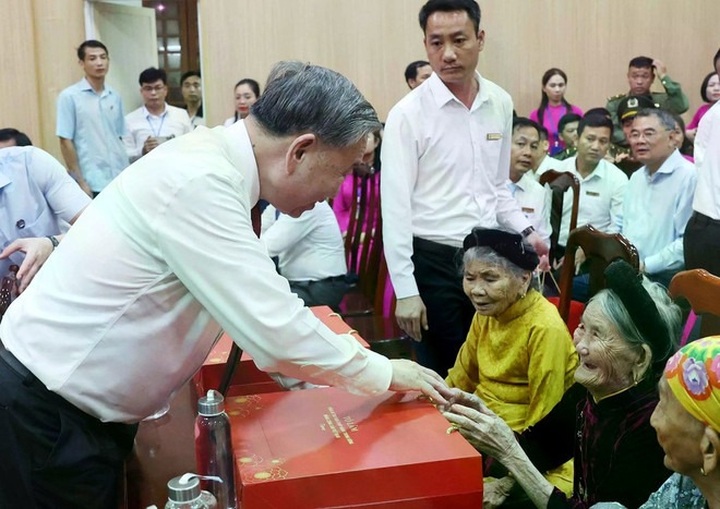 Party General Secretary offers incense in tribute to President Ho Chi Minh - 2