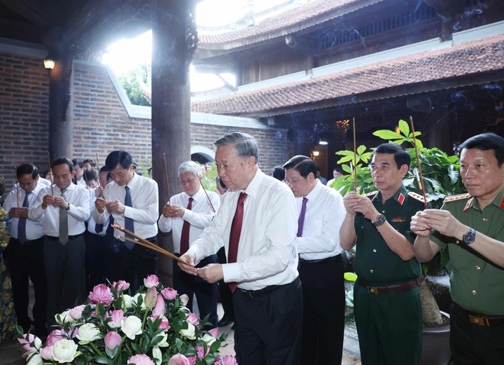 Party General Secretary offers incense in tribute to President Ho Chi Minh - 1