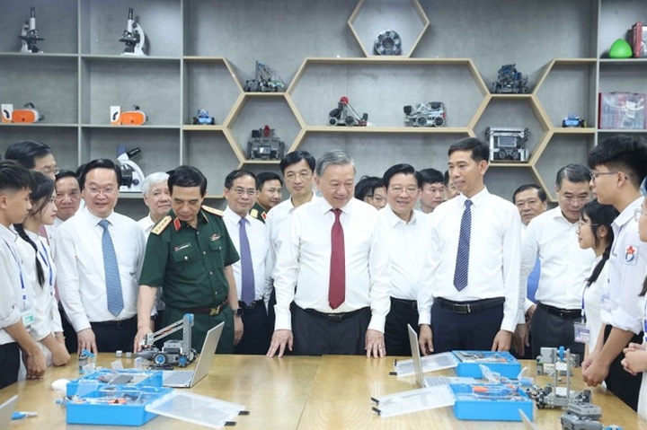 Party General Secretary offers incense in tribute to President Ho Chi Minh - 3