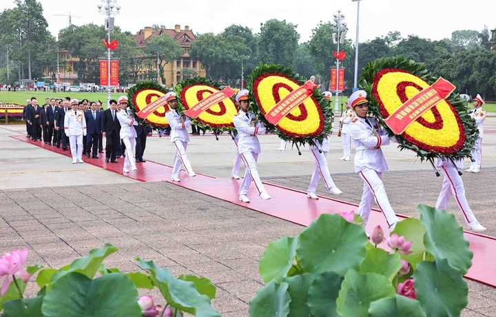 Senior leaders pay tribute to President Ho Chi Minh on his 135th birthday - 1 Senior leaders pay tribute to President Ho Chi Minh on his 135th birthday - 1