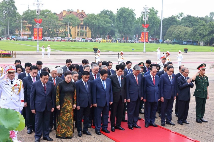 Senior leaders pay tribute to President Ho Chi Minh on his 135th birthday - 2 Senior leaders pay tribute to President Ho Chi Minh on his 135th birthday - 2