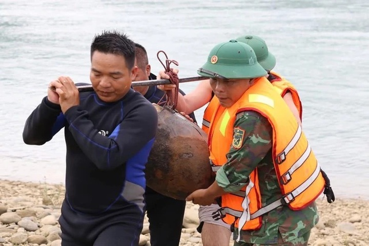 900 kg bomb discovered near Hoa Binh Bridge - 1 900 kg bomb discovered near Hoa Binh Bridge - 1