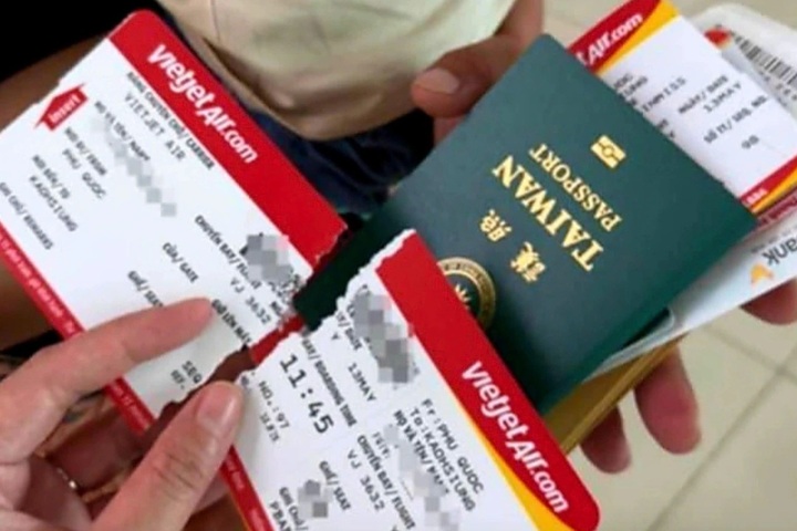 Immigration officer suspended after tearing passenger's boarding pass - 1 Immigration officer suspended after tearing passenger's boarding pass - 1