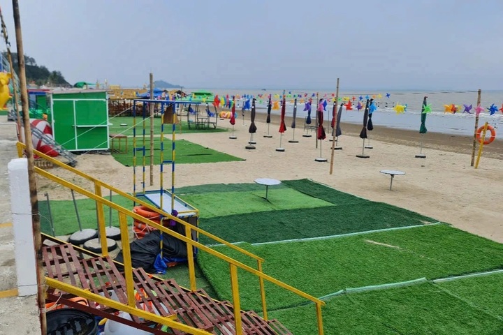 Illegal stalls dismantled on Thanh Hoa beach - 1 Illegal stalls dismantled on Thanh Hoa beach - 1