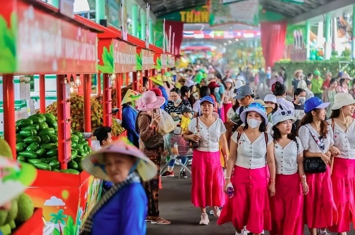 Southern Fruit Festival returns with vibrant displays in Ho Chi Minh City - 1