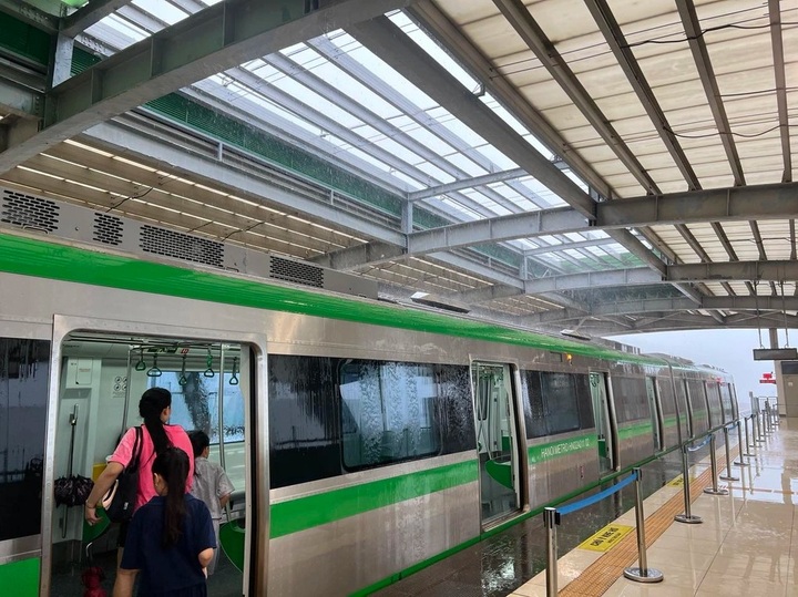 Roof leak at Hanoi metro station raises passenger safety concerns - 1 Roof leak at Hanoi metro station raises passenger safety concerns - 1