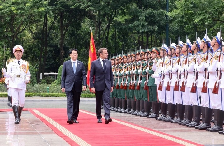 Welcome ceremony held for French President in Hanoi - 1 Welcome ceremony held for French President in Hanoi - 1