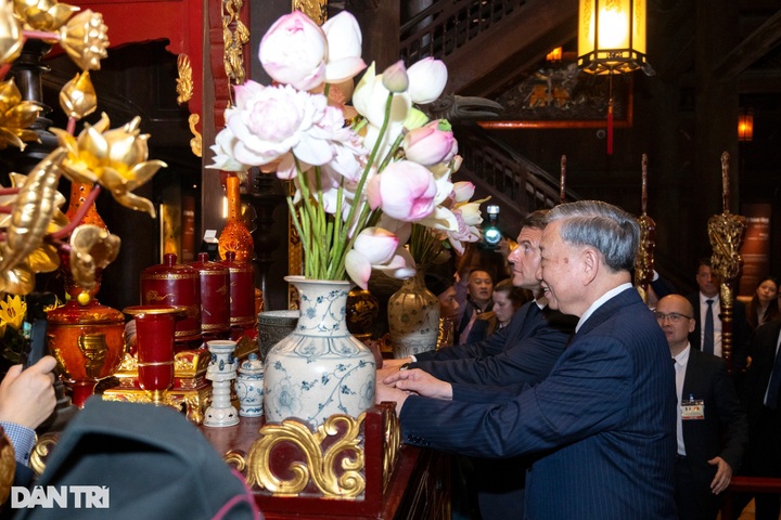 Party chief and French president visit Hanoi's Temple of Literature - 9