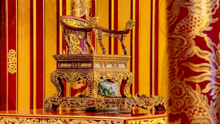 Nguyen Dynasty imperial throne vandalised - 1