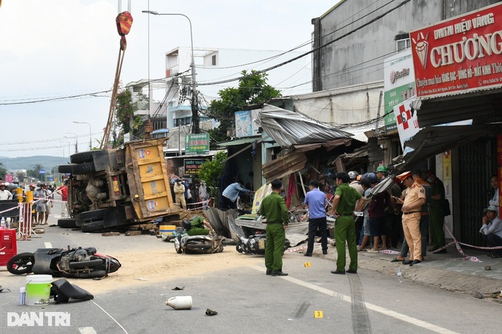 One dead, four injured as truck crashes into homes in Quang Ngai - 1 One dead, four injured as truck crashes into homes in Quang Ngai - 1