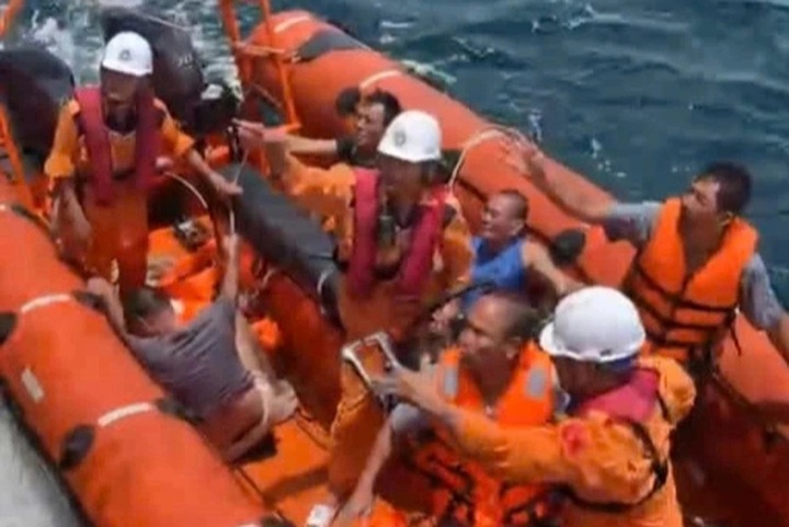 11 rescued as cargo ship sinks off Ha Tinh - 1