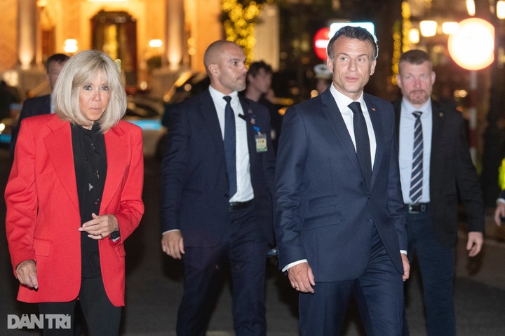 French President strolls Hanoi’s Old Quarter, visits Ngoc Son Temple - 7 French President strolls Hanoi’s Old Quarter, visits Ngoc Son Temple - 7