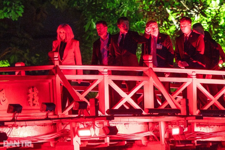 French President strolls Hanoi’s Old Quarter, visits Ngoc Son Temple - 4 French President strolls Hanoi’s Old Quarter, visits Ngoc Son Temple - 4